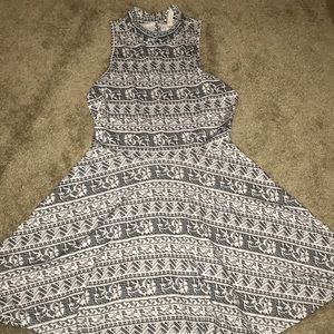 BLACK AND WHITE PATTERNED DRESS